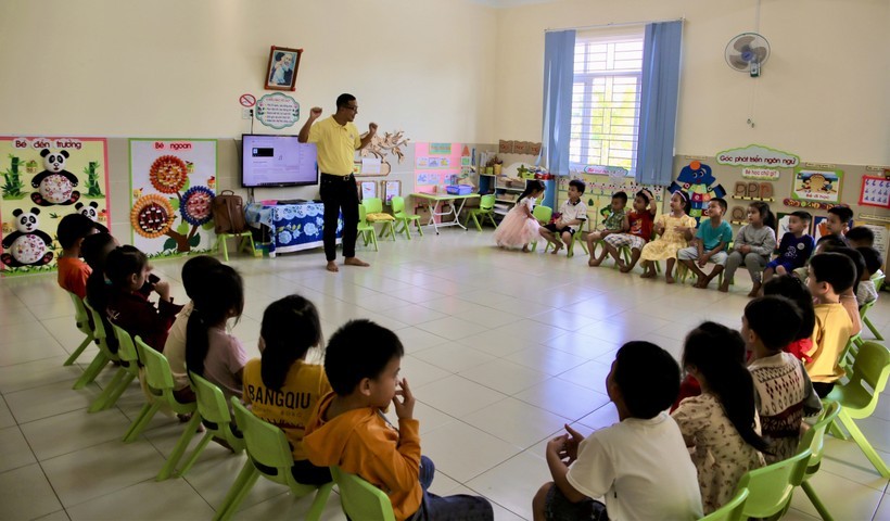 Dạy tiếng Anh cho trẻ em phố núi Kon Tum