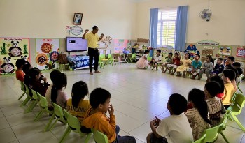 Dạy tiếng Anh cho trẻ em phố núi Kon Tum