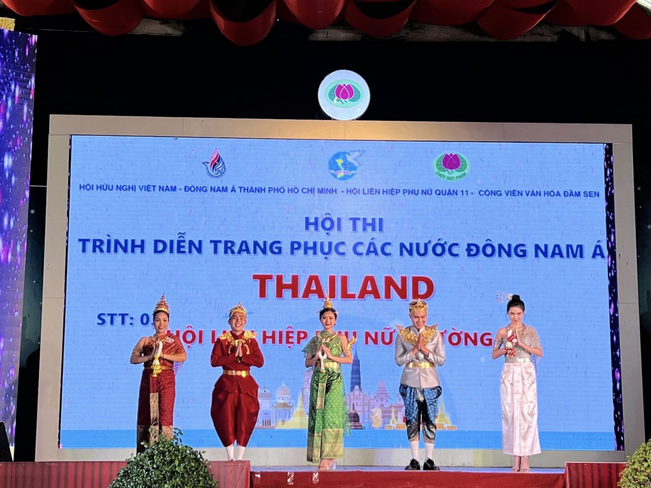 Một đội thi trình diễn trang phục của Quốc vương, Hoàng hậu, Hoàng tử và Công chúa Thái Lan.