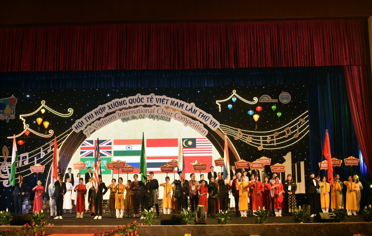 Thượng cờ 7 quốc gia tham gia Hội thi Hợp xướng quốc tế Việt Nam 2023. (Ảnh: K.L)