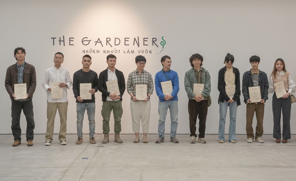 Các tác giả nhận Giải thưởng của Hội Mỹ thuật Việt Nam và Ban tổ chức.