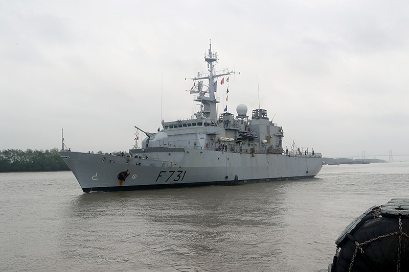 Tầu tuần dương Prairial cập cảng Chùa Vẽ bắt đầu chuyến thăm thành phố Hải Phòng.
