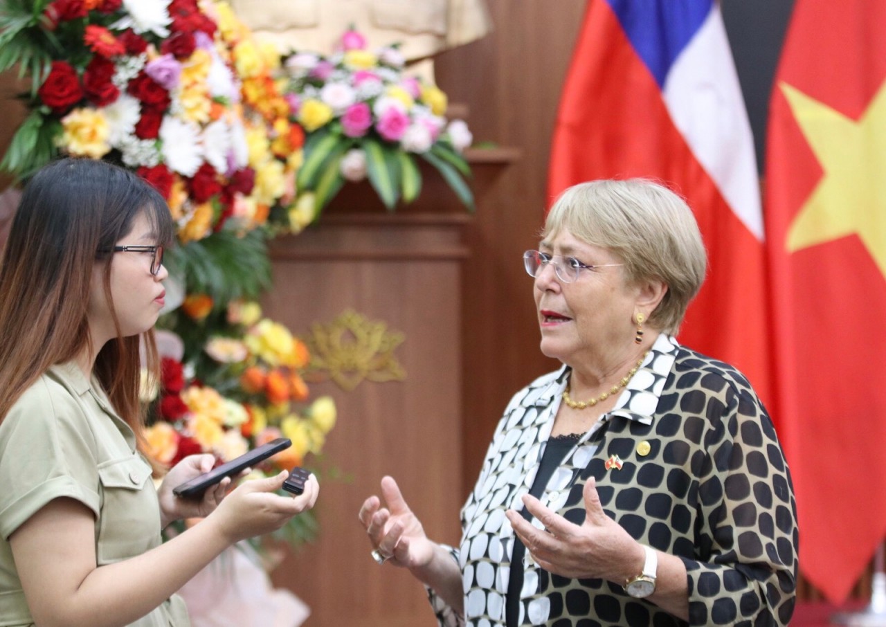 Cựu Tổng thống Chile Michelle Bachelet Jería trả lời phỏng vấn của phóng viên Tạp chí Thời Đại