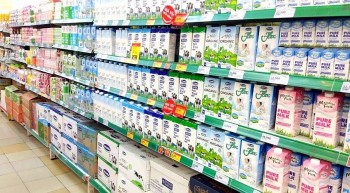 Người tiêu dùng thắt chặt chi tiêu, doanh nghiệp ngành sữa thận trọng