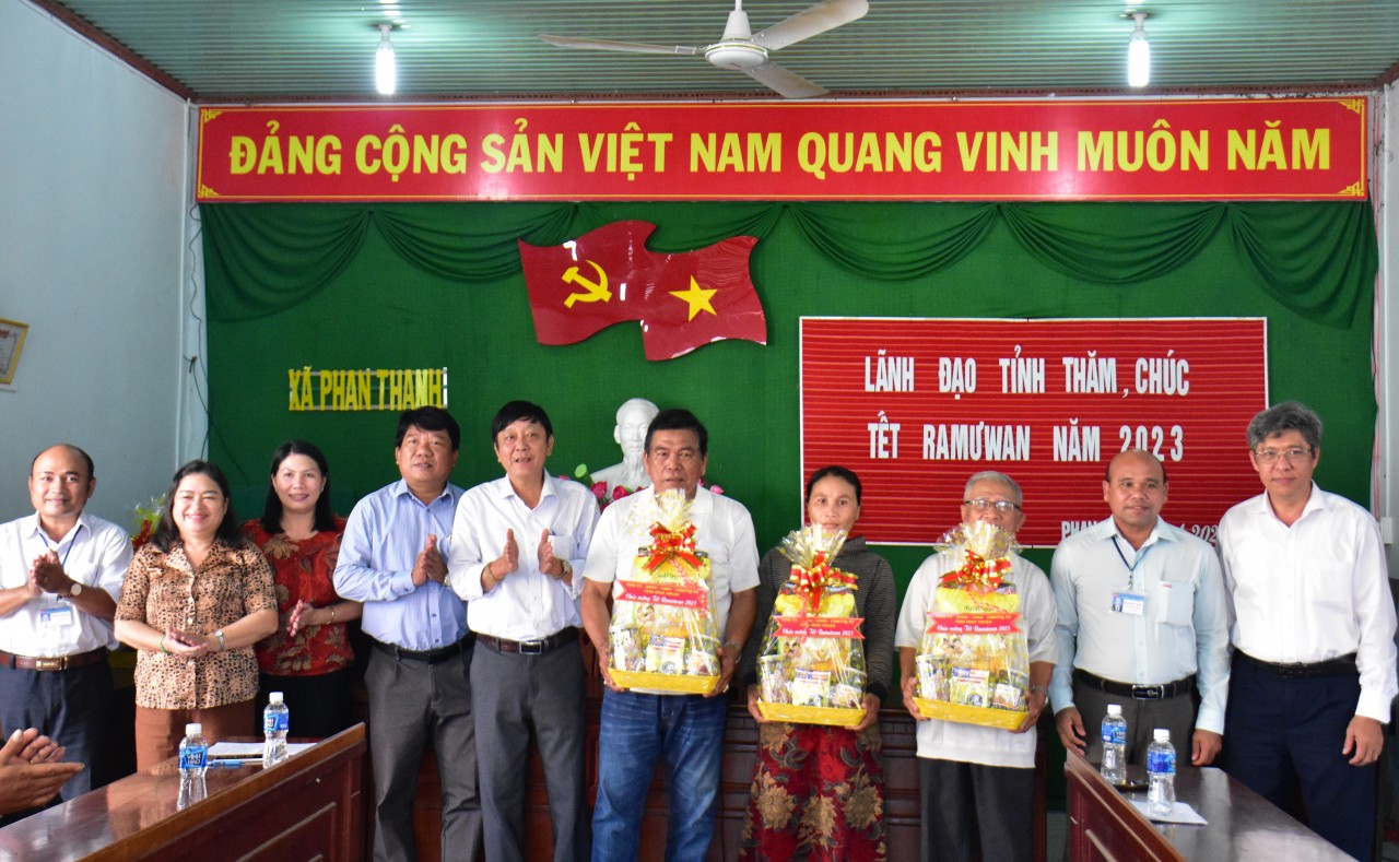 Thăm, chúc Tết Ramưwan đồng bào Chăm tại xã Phan Thanh (Bắc Bình, Bình Thuận)