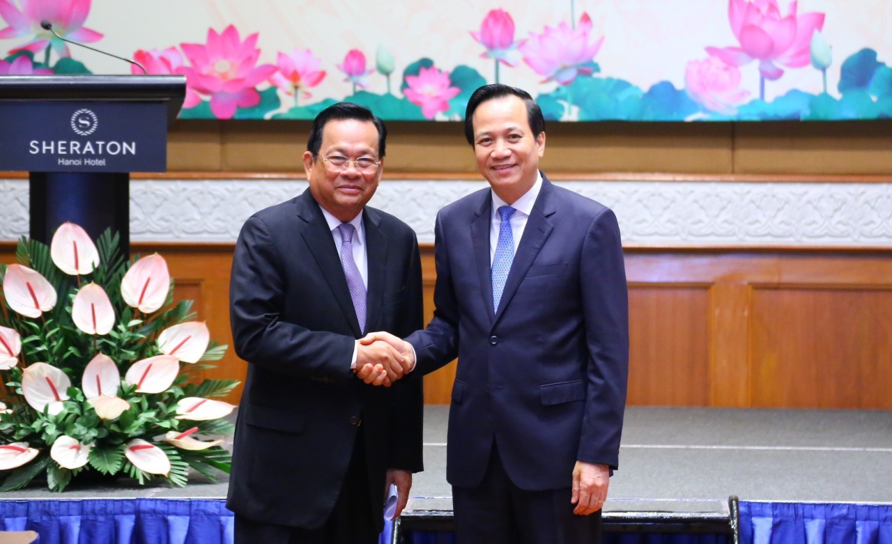 Bộ trưởng Bộ Lao động – TBXH Đào Ngọc Dung và Bộ trưởng Bộ Lao động và Đào tạo nghề Ing Samheng 