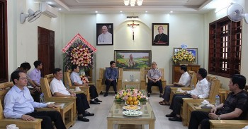 Đoàn công tác tỉnh Quảng Bình thăm và chúc mừng Giám mục Chính tòa Giáo phận Hà Tĩnh