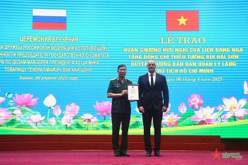 Phó thủ tướng Nga trao Huân chương Hữu nghị cho lãnh đạo Ban Quản lý Lăng Chủ tịch Hồ Chí Minh