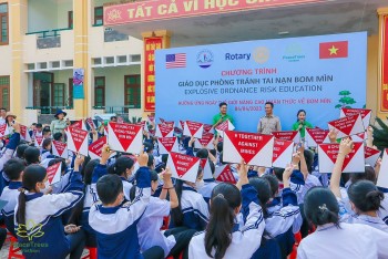 PeaceTrees VietNam giáo dục phòng tránh tai nạn bom mìn cho học sinh Đồng Hới (Quảng Bình)