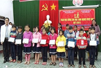 tinh thua thien hue tiep nhan hon 10 ty dong ho tro cho hon 800 tre em hoc sinh sinh vien ngheo