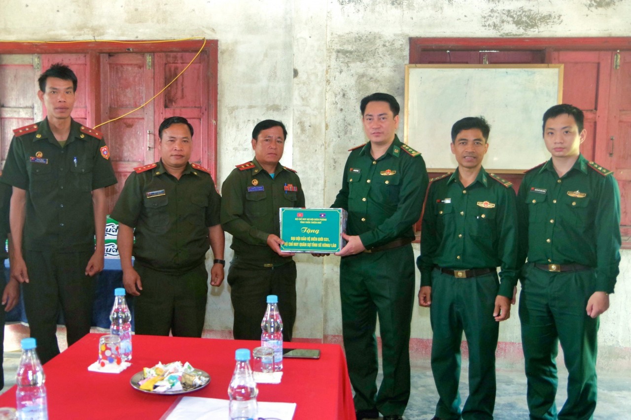 Bộ chỉ huy BĐBP tỉnh tặng quà Đại đội Bảo vệ biên giới 531, Bộ chỉ huy quân sự tỉnh Sê Kông, Lào.
