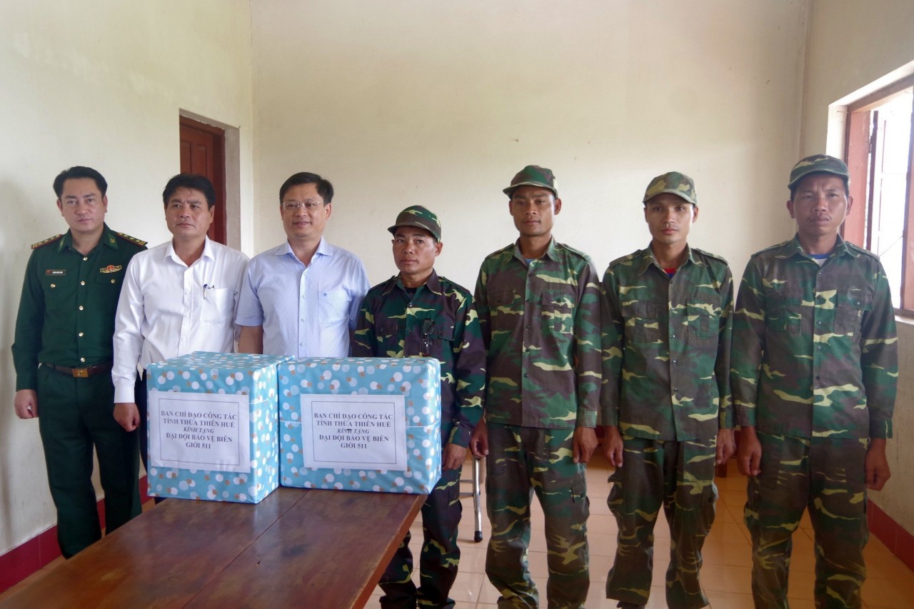 Tặng quà Đại đội Bảo vệ biên giới 511, Bộ chỉ huy quân sự tỉnh Salavan (Lào).