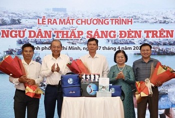 cung ngu dan thap sang den tren bien