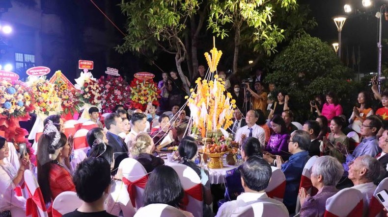 Các đại biểu tham gia nghi lễ truyền thống.