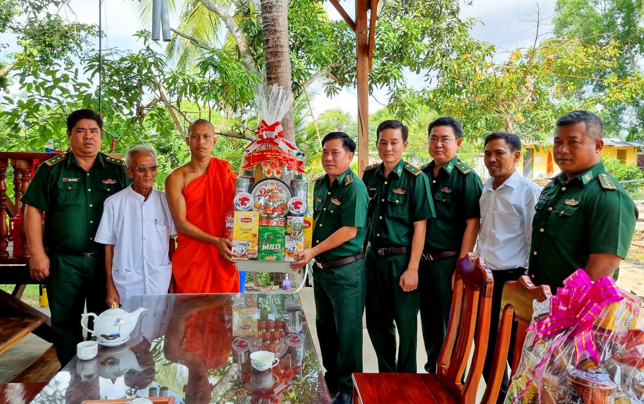 Bộ đội Biên phòng An Giang chúc Tết cổ truyền Chôl Chnăm Thmây các điểm chùa Khmer