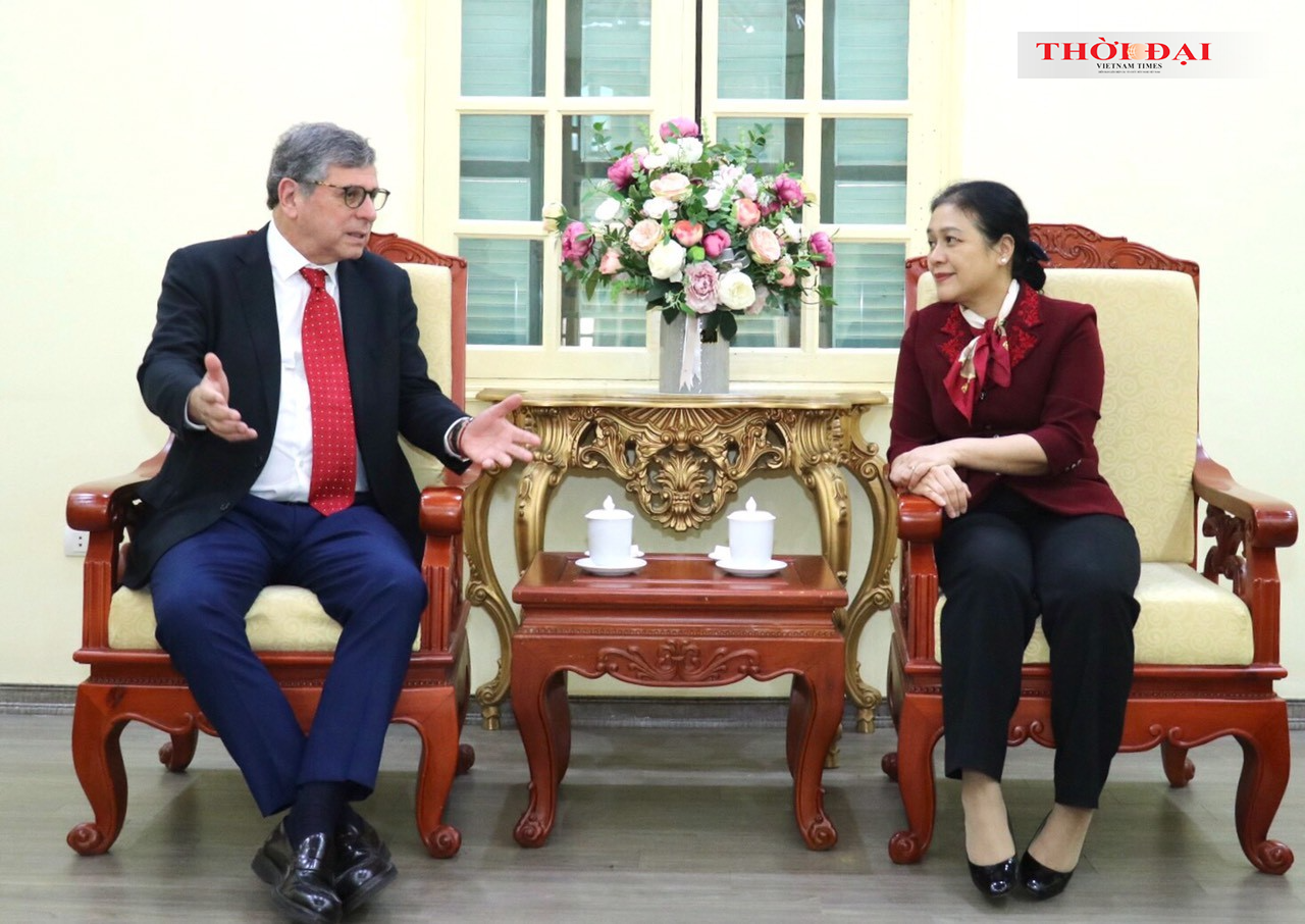 Chủ tịch VUFO Nguyễn Phương Nga (bên phải) trao đổi với ông Marco Farani, Đại sứ Brazil tại Việt Nam tại buổi tiếp (Ảnh: Thu Hà).