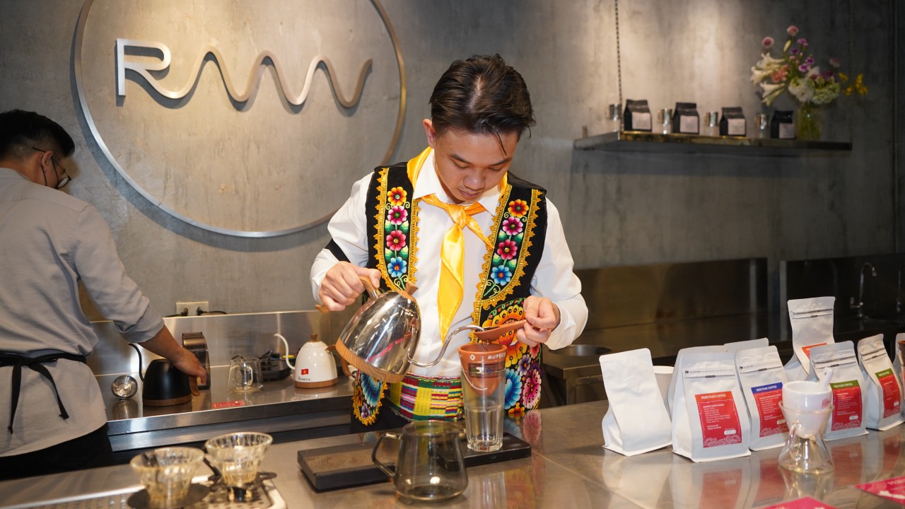 Barista Thạch Deshou trình diễn pha cà phê thủ công (Ảnh: Thời Đại)