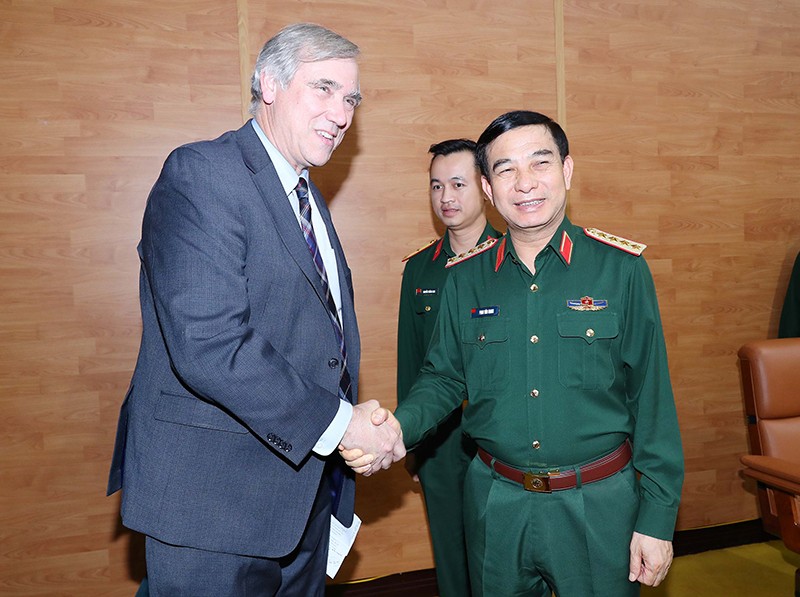 Bộ trưởng Phan Văn Giang và Thượng Nghị sĩ Merkley.