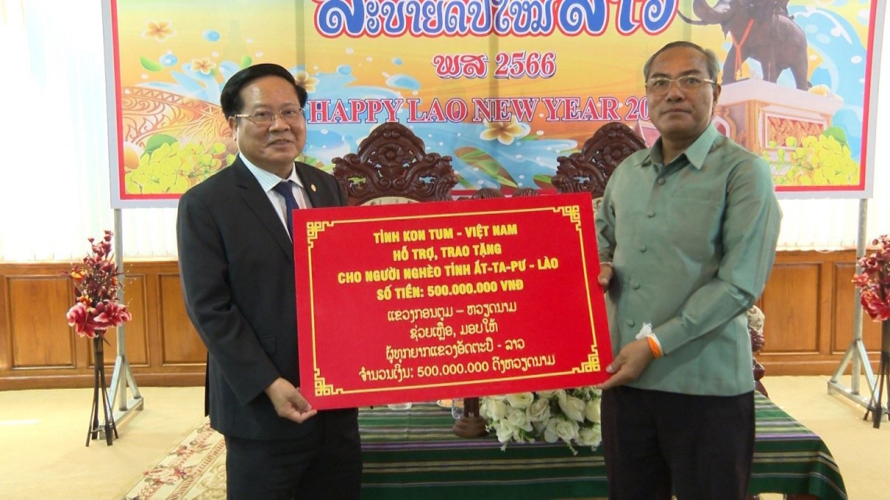 Đoàn cán bộ tỉnh Kon Tum thăm, chúc Tết cổ truyền Bun-pi-may 3 tỉnh Nam Lào