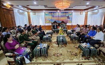 doan can bo tinh kon tum tham chuc tet co truyen bun pi may 3 tinh nam lao