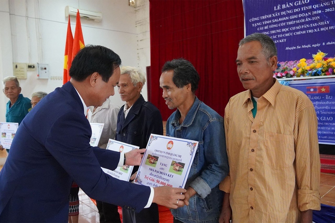 Quảng Trị bàn giao các công trình xây dựng khoảng 6 tỷ đồng cho tỉnh Salavan (Lào)