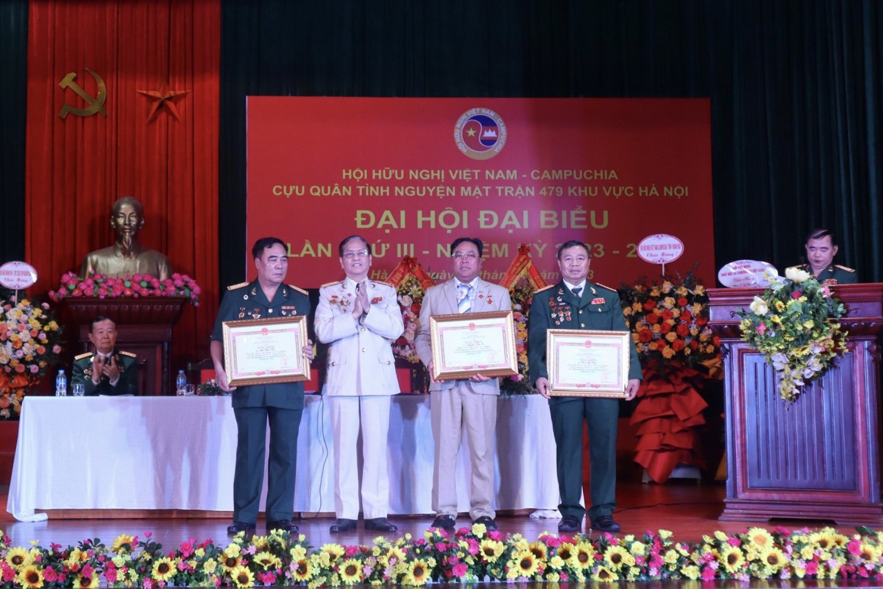 3 cá nhân tiêu biểu của Hội được Liên hiệp các tổ chức hữu nghị Việt Nam tặng bằng khen (Ảnh: Hạnh Trần).