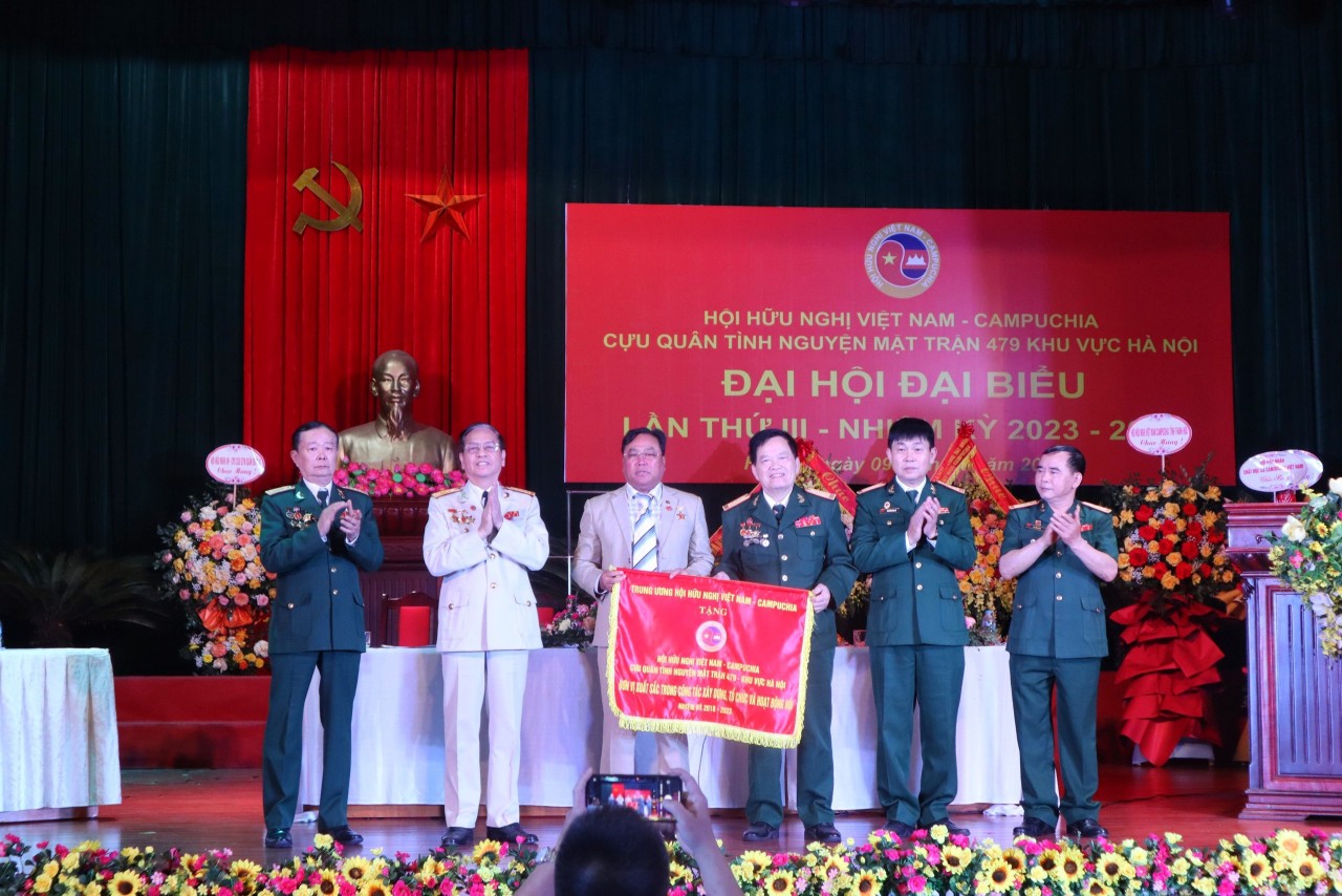 Trung ương Hội hữu nghị Việt Nam – Campuchia trao thưởng cho Hội hữu nghị Việt Nam - Campuchia cựu quân tình nguyện Mặt trận 479 khu vực Hà Nội (Ảnh: Hạnh Trần).