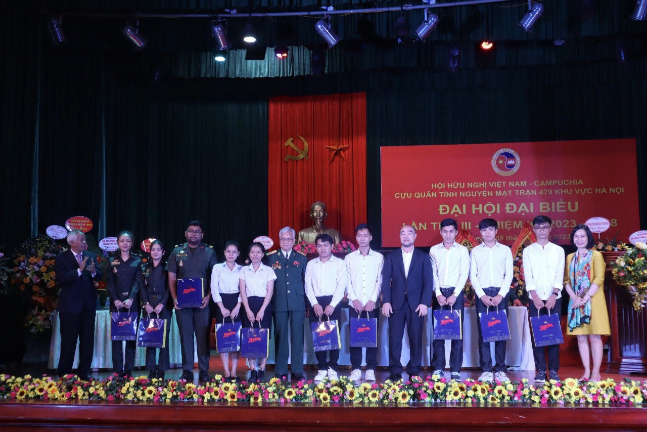 Hội tặng quà cho một số đối tượng chính sách và lưu học sinh Campuchia (Ảnh: Hạnh Trần).