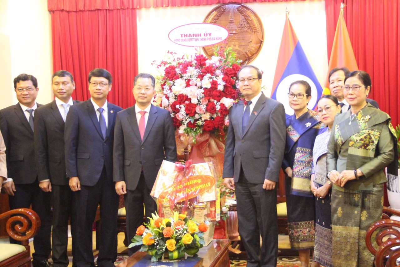 Đoàn lãnh đạo Đà Nẵng thăm và chúc Tết cổ truyền Bunpimay tại Tổng lãnh sự quán Lào