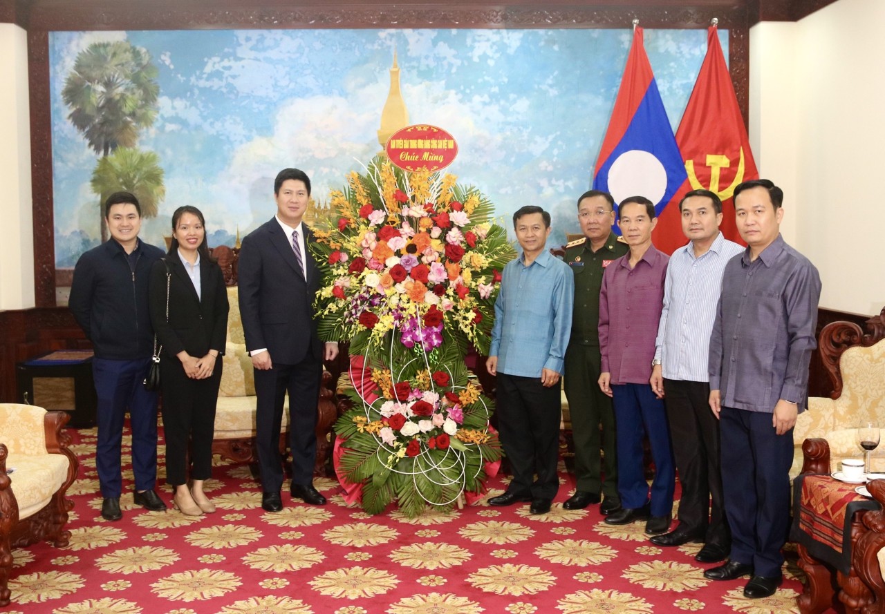 Ban Tuyên giáo Trung ương đến thăm, chúc Tết cổ truyền Bun Pi May tại Đại sứ quán Lào | Tạp chí Tuyên giáo