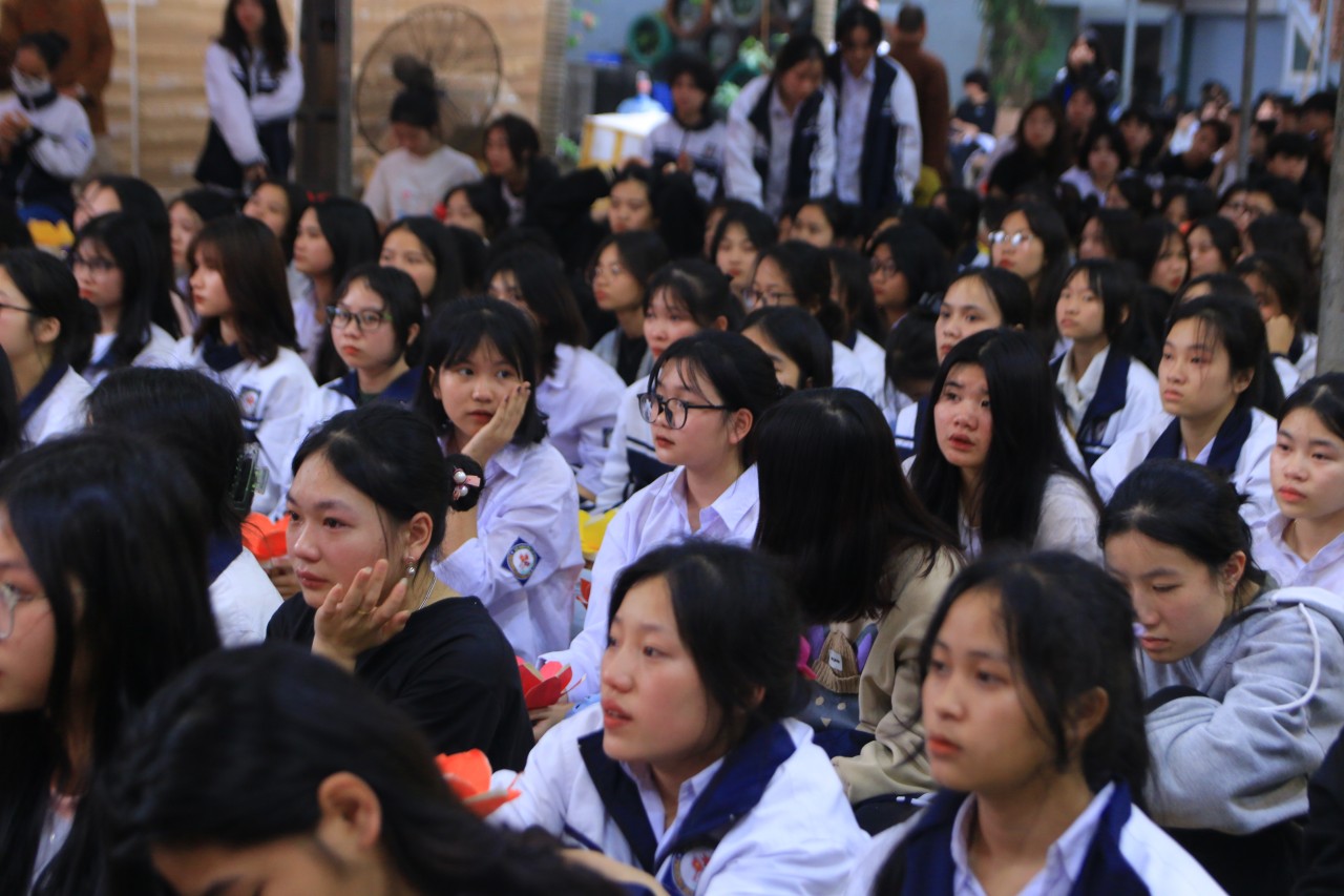 Hà Nội: Gần 200 lưu học sinh Lào trải nghiệm khóa tu an lạc tại chùa Nghiêm Phúc