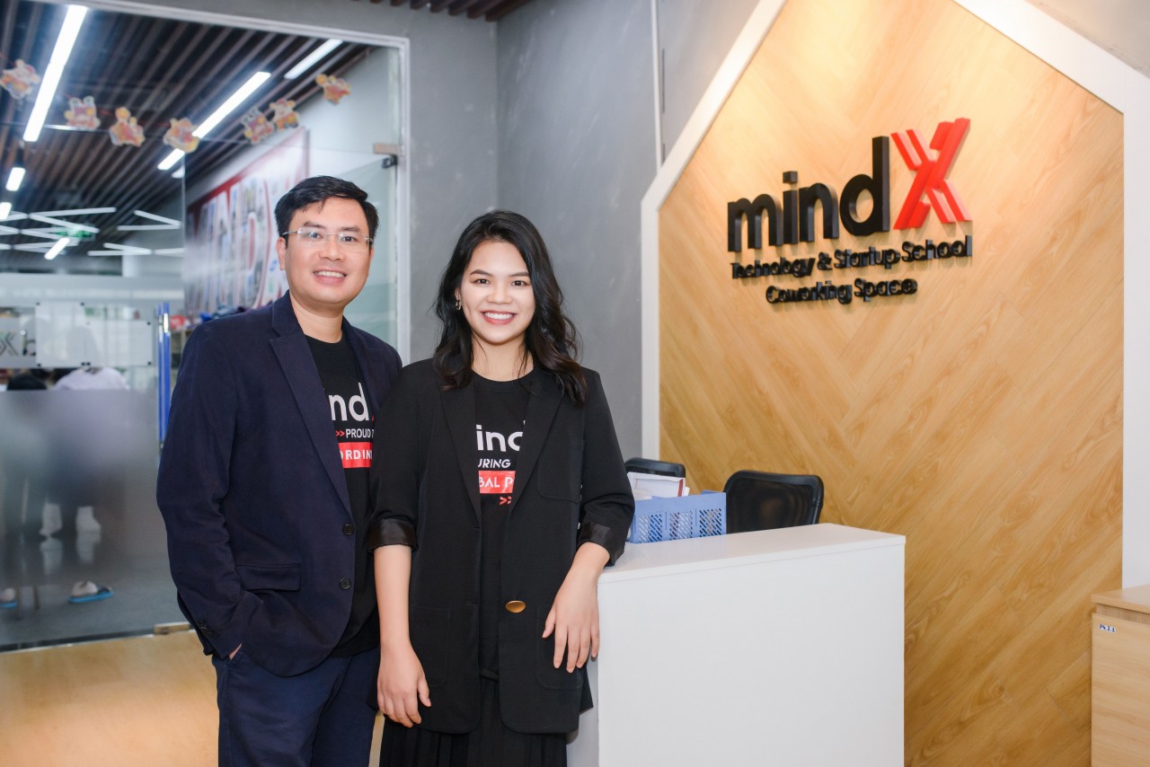 Ông Nguyễn Thanh Tùng, đồng sáng lập và CEO của MindX (trái).