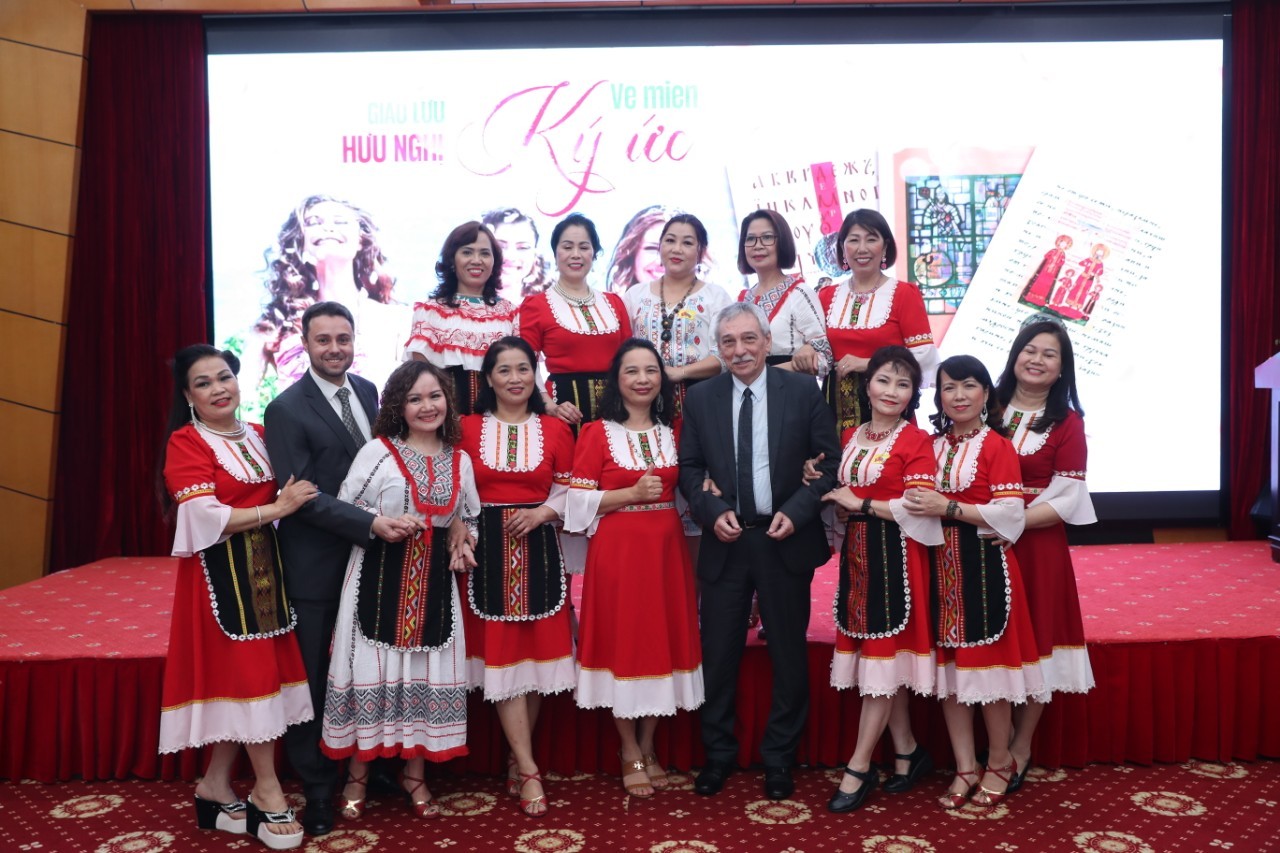 Học trò Việt Nam xúc động tri ân các thầy cô Bulgaria