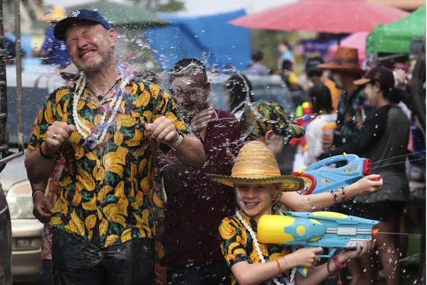 Tưng bừng không khí Tết Songkran tại Thái Lan