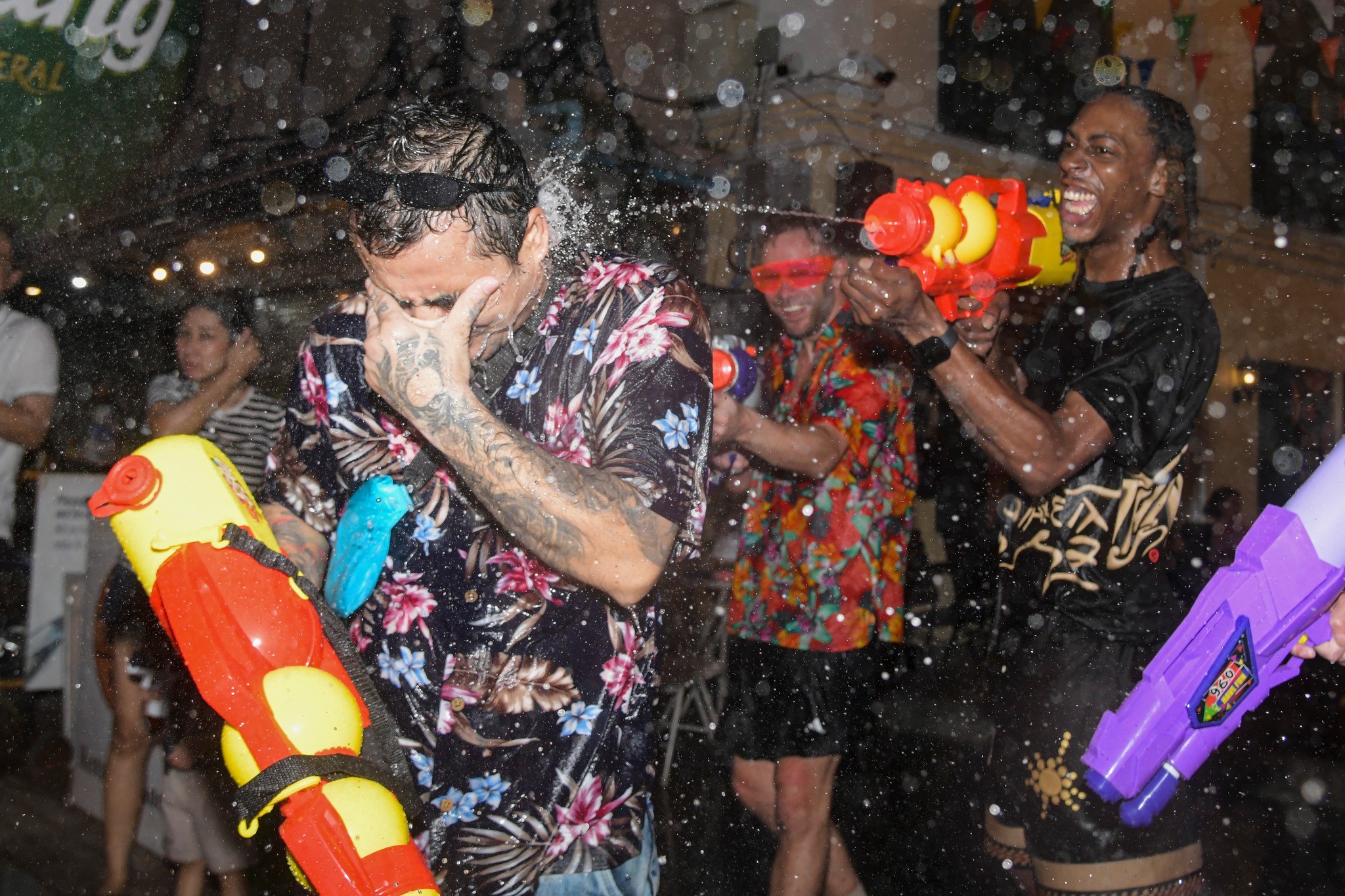 Có gần 200 địa điểm trên khắp Bangkok sẽ tổ chức những hoạt động giải trí cho lễ hội Songkran. Chính quyền Bangkok đã công bố hướng dẫn về lễ hội Songkran gồm không uống rượu bia khi lái xe, mặc trang phục thích hợp, không bật loa có dung lượng lớn, vứt bột lên người khác, sử dụng súng nước có áp suất mạnh.