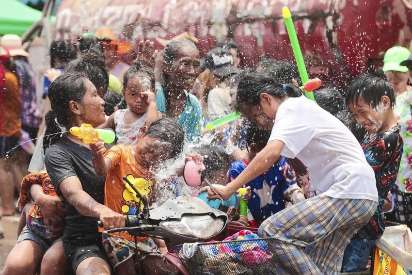 Tưng bừng không khí Tết Songkran tại Thái Lan