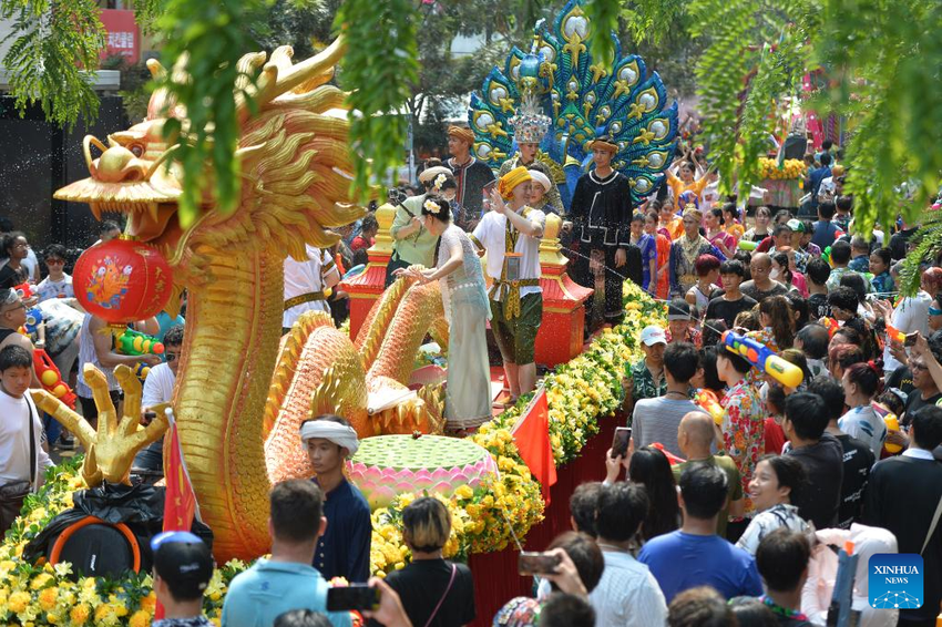 Tưng bừng không khí Tết Songkran tại Thái Lan