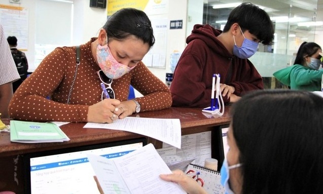 Rút BHXH một lần: Người lao động gặp khó khăn về già vì đánh mất "của để dành"