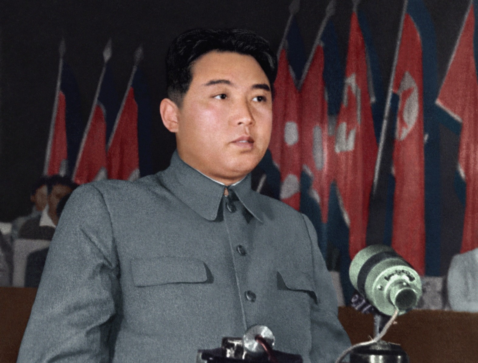 Chủ tịch Kim Nhật Thành (15/4/1912 - 8/7/1994) là nhà lãnh đạo của CHDCND Triều Tiên từ khi nước này được thành lập năm 1948 và là người đứng đầu Đảng Lao động Triều Tiên đến khi ông qua đời. Trong ảnh, Chủ tịch Kim Nhật Thành công bố Cương lĩnh Chính trị của Chính phủ tại Họi nghị thứ nhất