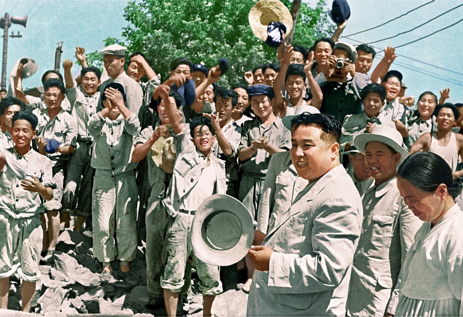 Chủ tịch Kim Nhật Thành nói chuyện với những sinh viên tham gia cuộc xây dựng thành phố Bình Nhưỡng 6/1957 (Nguồn ảnh: Đại sứ quán CHDCND Triều Tiên).