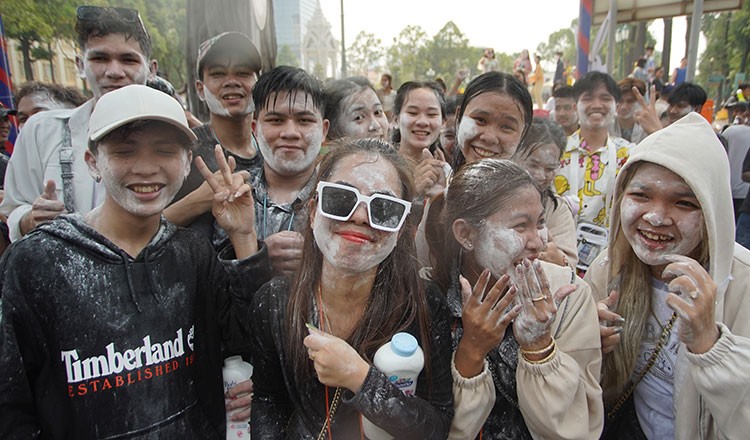 Các bạn trẻ người Campuchia mặt mày rạng rỡ dù bị bôi đầy bột mì lên mặt (Ảnh: Khmer Times).