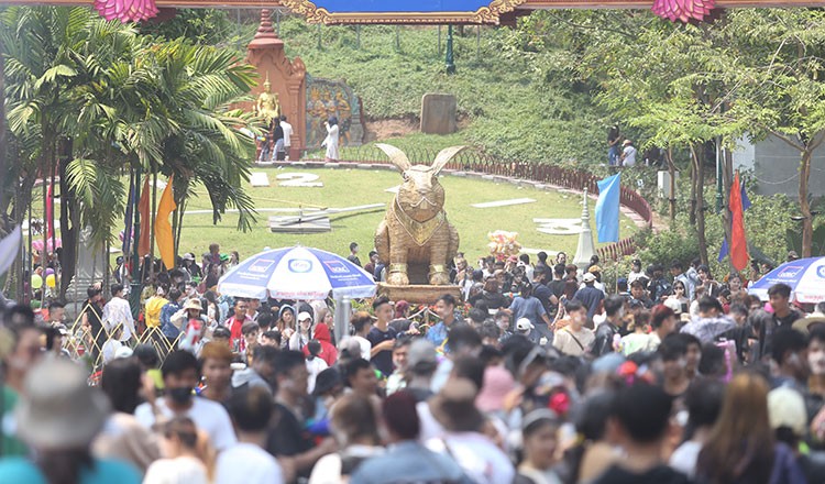 Tết Chol Chnam Thmay kéo dài 3 ngày (13 – 15/4 hàng năm). Trong ba ngày này, người dân thường đi lễ chùa cầu mong một năm mới thanh bình và thịnh vượng. Họ mang hoa tươi, đồ lễ lên chùa nghe giảng kinh từ sáng sớm, rồi thực hiện nghi thức tắm Phật, cắm cờ hoa lên bảo tháp bằng cát và đổ ra đường phố, lấy nước tạt nhau chúc mừng năm mới.