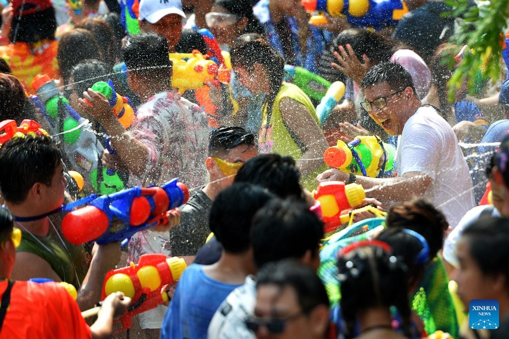 Mọi người tham gia cuộc chiến té nước để chào mừng Lễ hội Songkran ở Bangkok, Thái Lan, ngày 13 tháng 4 năm 2023. Lễ hội Songkran, Tết cổ truyền của Thái Lan, được tổ chức từ thứ Năm đến thứ Bảy, trong đó mọi người bày tỏ lời chào bằng cách té nước vào nhau. 