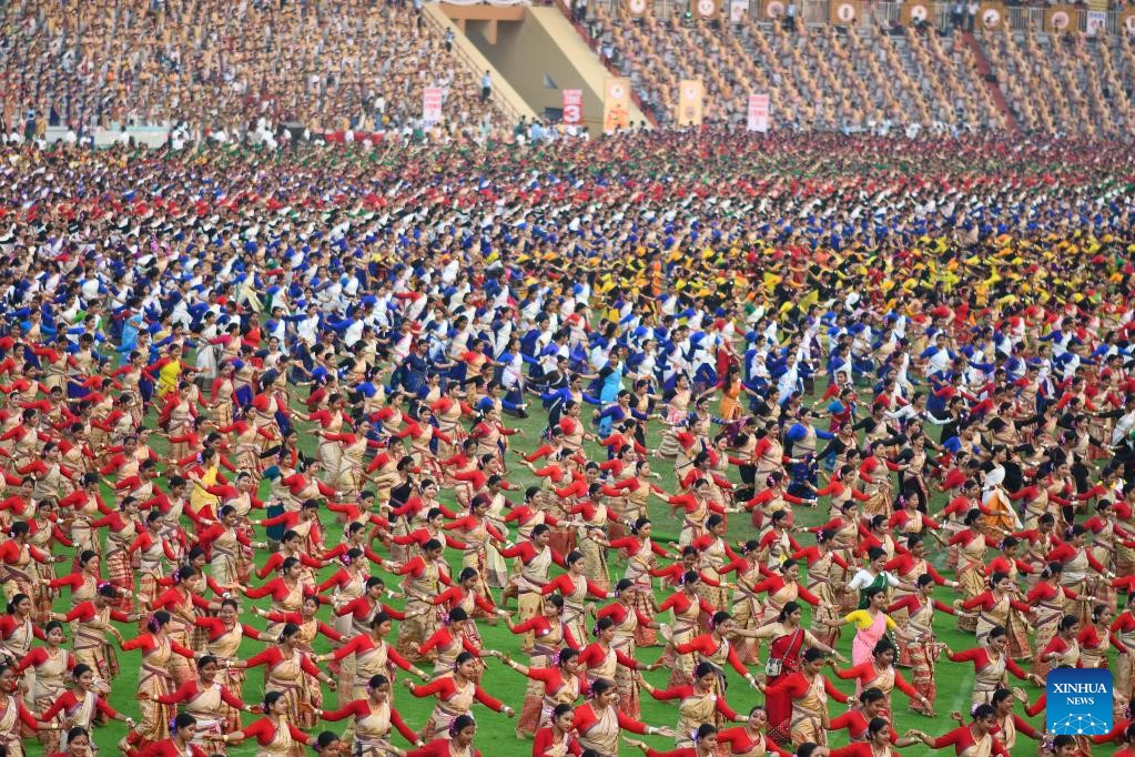 11.304 vũ công và người đánh trống đã biểu diễn điệu múa Bihu. 