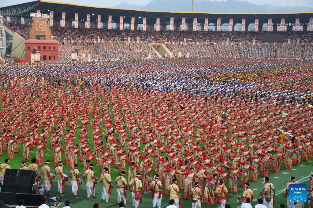 Các vũ công Bihu biểu diễn tại Sân vận động Sarusajai ở Guwahati, thành phố chính của Assam, Ấn Độ, ngày 13/4/2023 (Ảnh: Tân Hoa xã).
