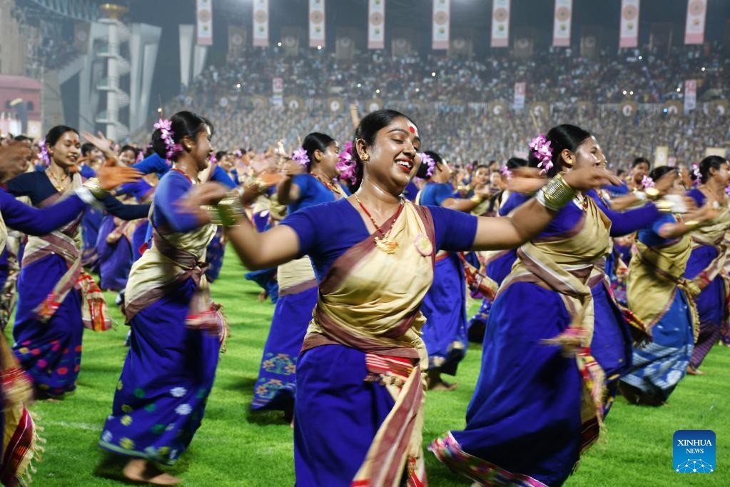Các nghệ sĩ biểu diễn từ khắp Assam đã biểu diễn kỳ tích trước sự chứng kiến ​​​​của giám khảo từ Kỷ lục Guinness Thế giới.