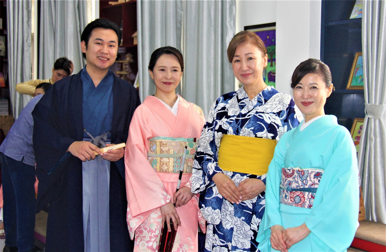 Họa tiết sóng nước Nhật Bản uốn lượn trên tà áo dài Việt