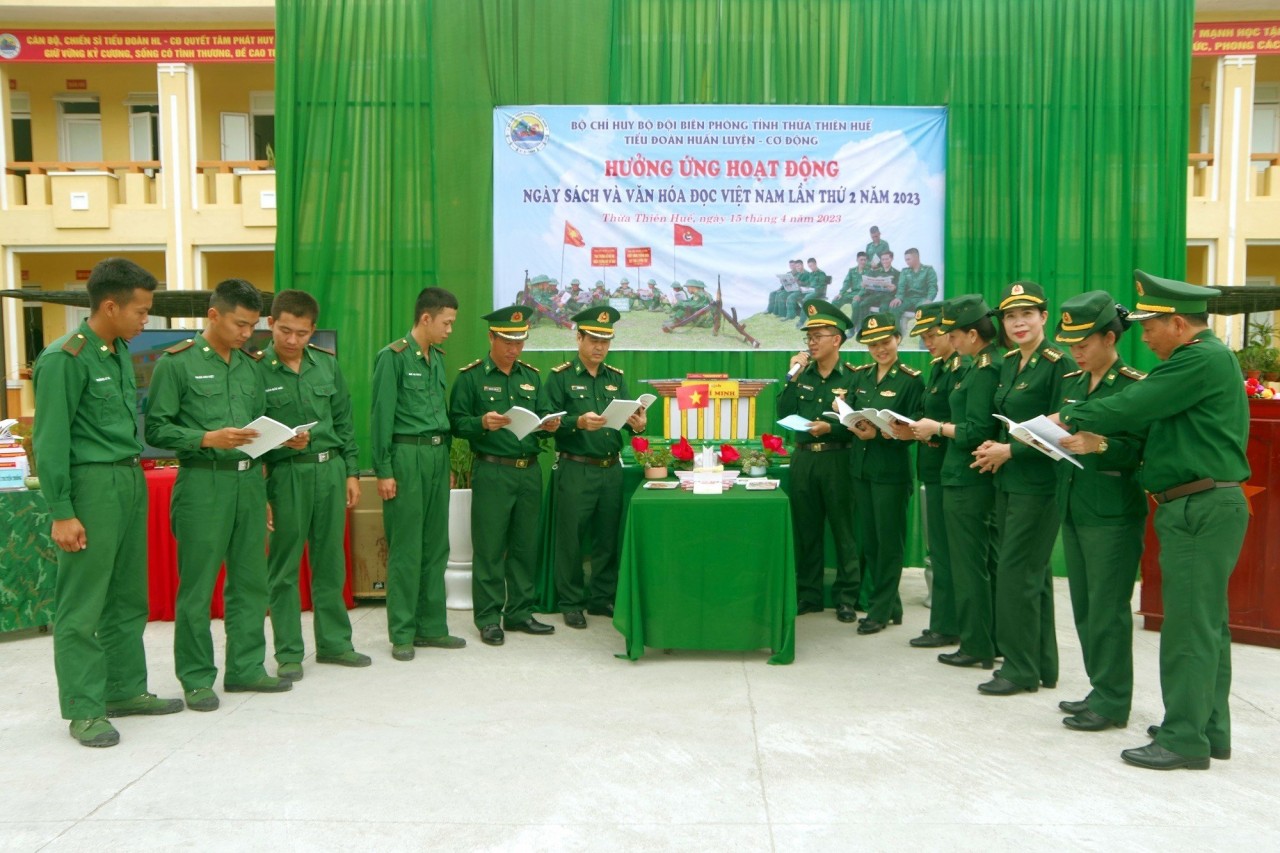 Ngày sách và Văn hóa đọc Việt Nam thu hút đông đảo cán bộ, chiến sĩ tham gia. 