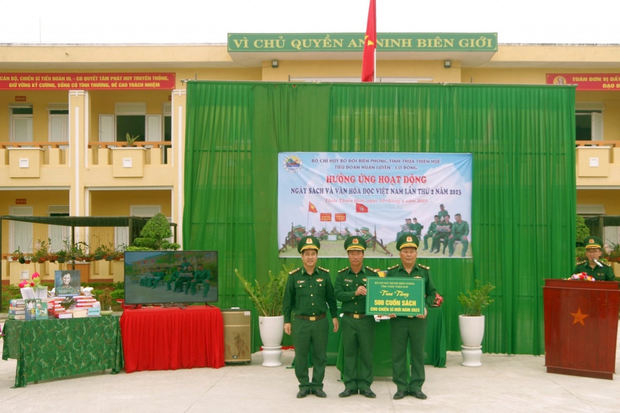 Bộ chỉ huy BĐBP tỉnh tặng 500 cuốn sách cho chiến sĩ mới trong mô hình “hộp sách, báo thao trường”. 