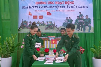 Chiến sĩ biên phòng Thừa Thiên Huế thi xếp sách nghệ thuật